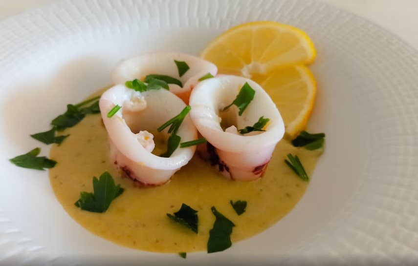 CALAMARI AL LIMONE SU HUMMUS DI EDAMAME