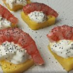 CROSTINI DI POLENTA ABBRUSTOLITI CON BURRATA E GAMBERO ROSSO DI MAZZARA DEL VALLO