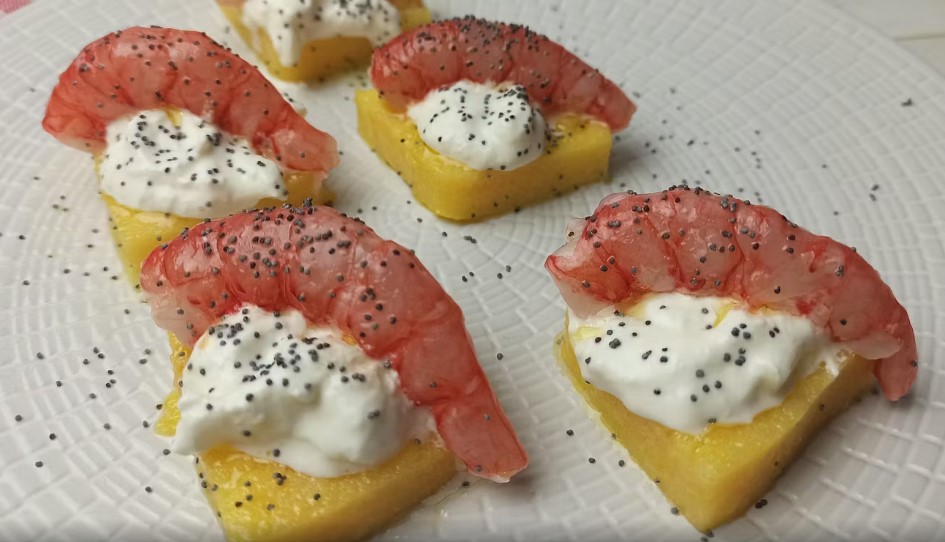 CROSTINI DI POLENTA ABBRUSTOLITI CON BURRATA E GAMBERO ROSSO DI MAZZARA DEL VALLO