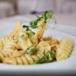 FUSILLONI AGLI ASPARAGI CON CROCCANTE DI PARMIGIANO