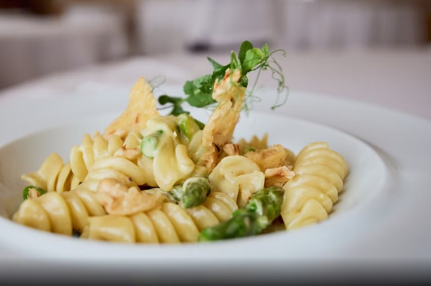 FUSILLONI AGLI ASPARAGI CON CROCCANTE DI PARMIGIANO