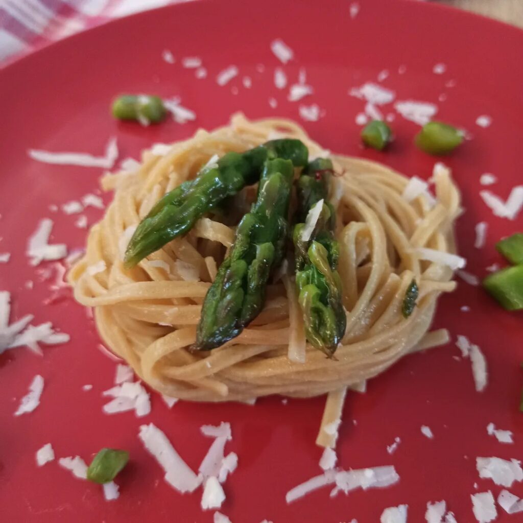 SPAGHETTI INTEGRALI CON ASPARAGI PECORINO E ZAFFERANO