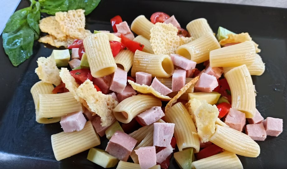 PASTA FREDDA ALLA MORTADELLA E CROCCANTE DI PARMIGIANO