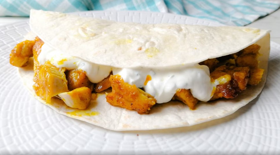 PIADINA CON POLLO AL CURRY, CIPOLLE CARAMELLATE E CREMA ALLO YOGURT