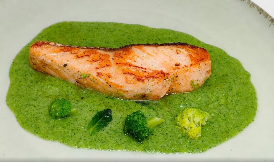 SALMONE SELVAGGIO SU CREMA DI BROCCOLI